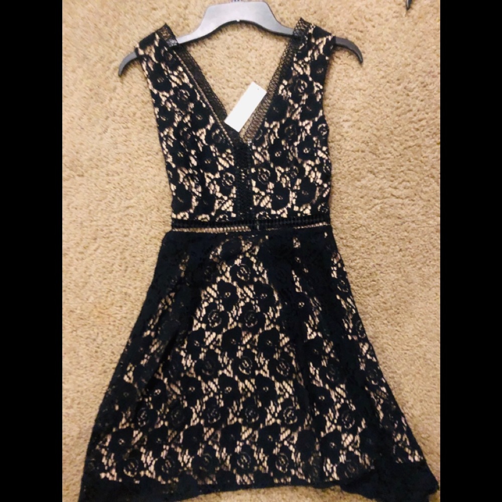 Francesca’s 
GARNER LACE V-NECK DRESS

Made my : Francesca’s